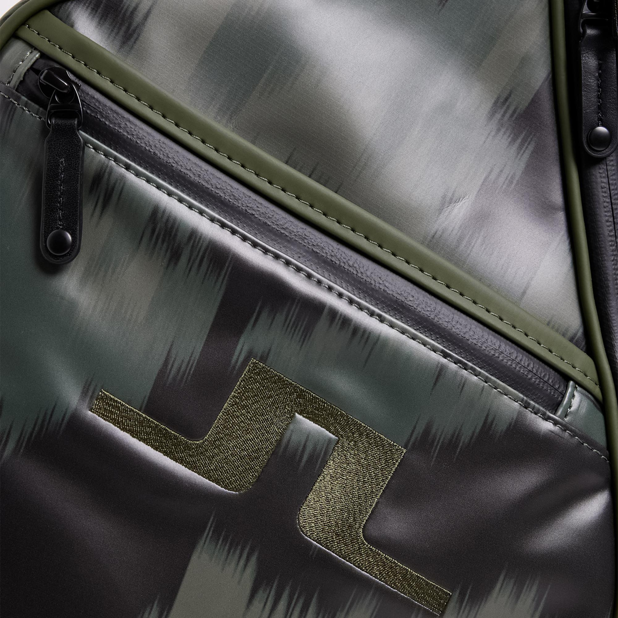 Close-up of JL logo and zipper on J.Lindeberg Play Golf Stand Bag